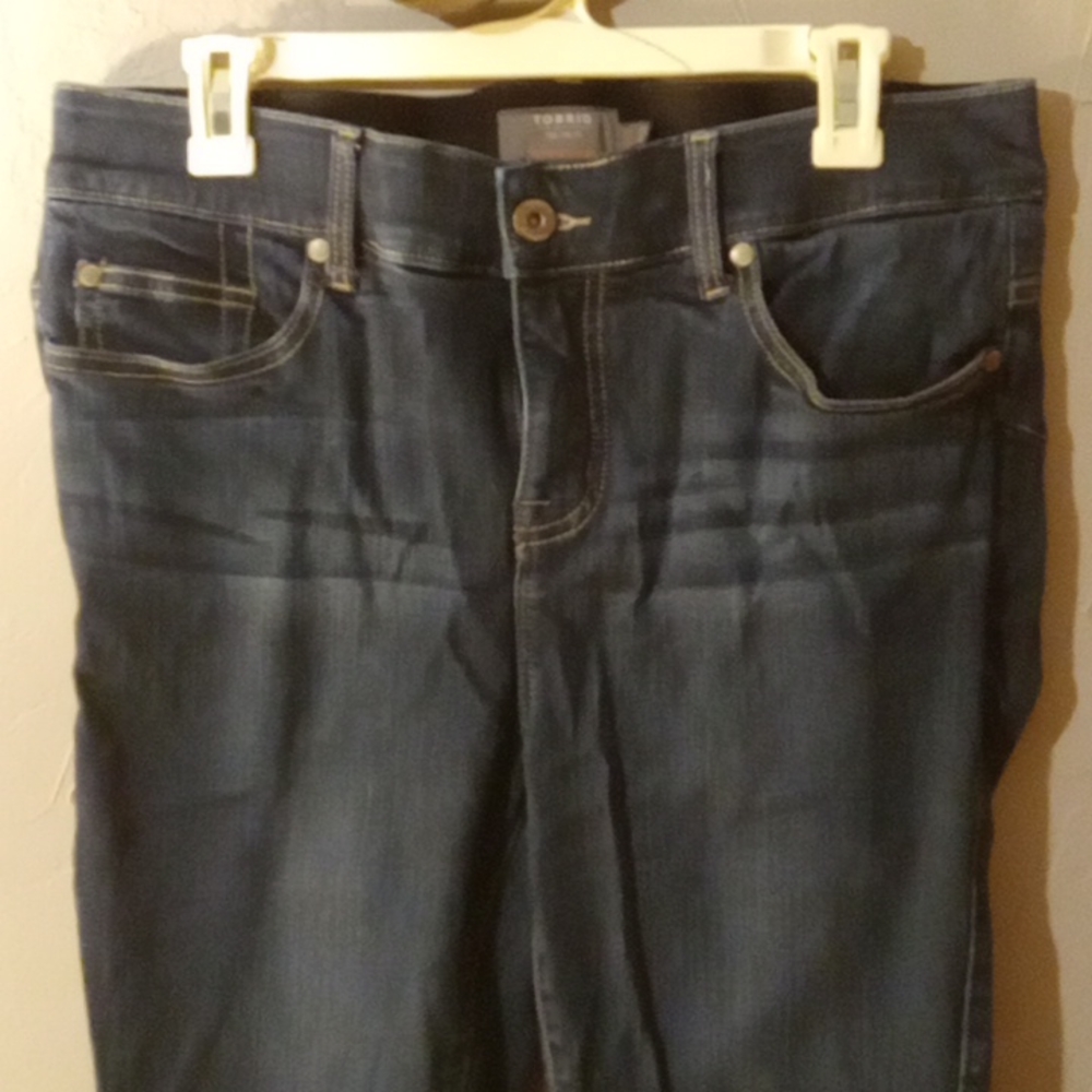 Torrid feel the fit Bombshell Skinny 14S dark wash jeans.